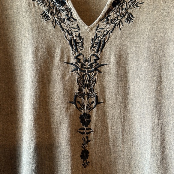 Maggie & Max brand Size 2X. Embroidered detail Boho Blouse. Like New - Picture 8 of 16